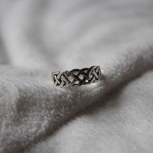 Sterling silver Celtic knot band (size 5)
